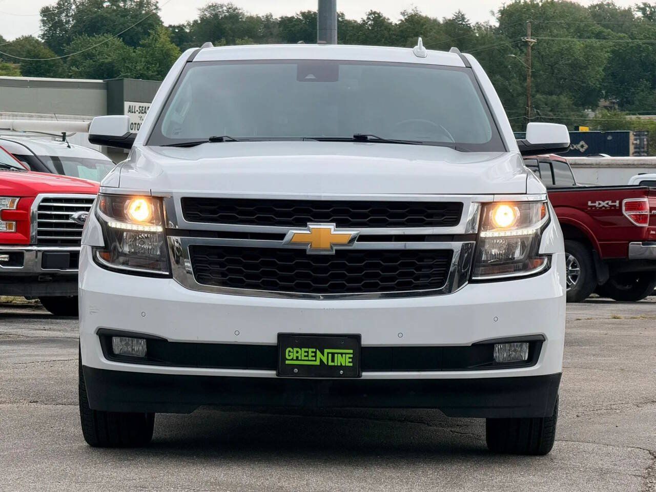 Used 2019 Chevrolet Suburban LT w/ Luxury Package AWD/4WD image 3