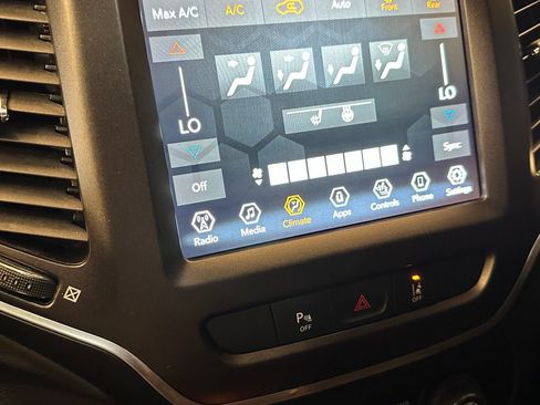 Used 2022 Jeep Cherokee Trailhawk AWD/4WD image 15
