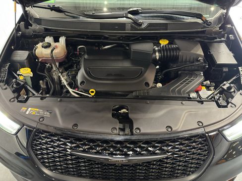 Used 2025 Chrysler Pacifica Limited FWD image 39