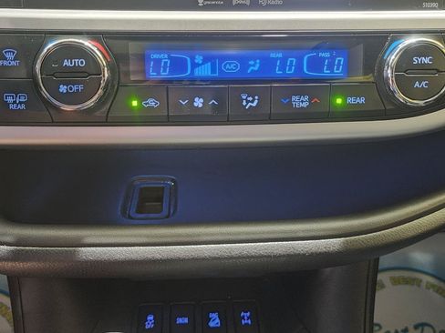 Used 2019 Toyota Highlander SE AWD/4WD image 17