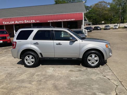 Used 2011 Ford Escape XLT image 2