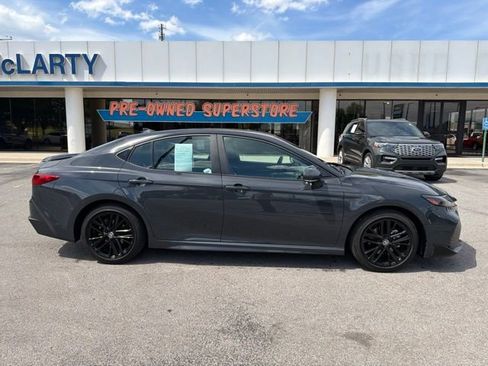 Used 2025 Toyota Camry SE FWD image 3