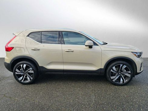 Used 2025 Volvo XC40 B5 Plus w/ Climate Package image 2