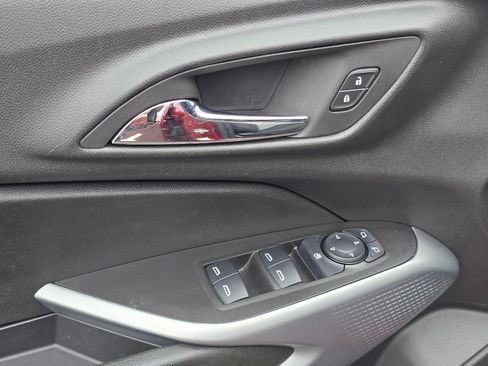 Used 2024 Chevrolet Trax RS FWD image 28