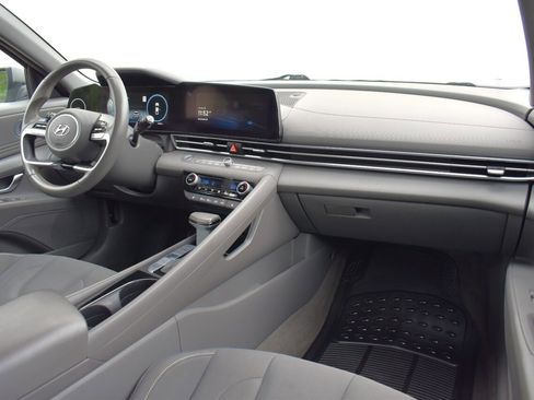 Used 2023 Hyundai Elantra SEL w/ Convenience Package FWD image 12