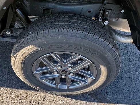 Certified 2024 Jeep Gladiator Sport AWD/4WD image 7