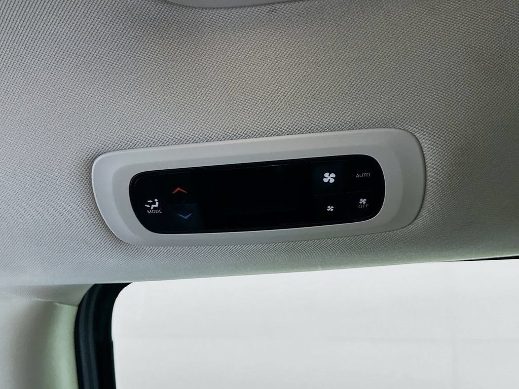 Used 2018 Chrysler Pacifica Touring-L w/ Premium Audio Group FWD image 32