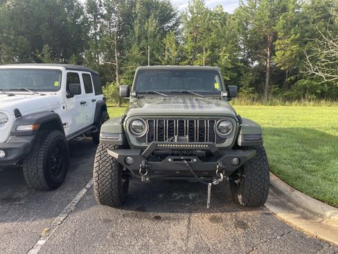 Used 2024 Jeep Gladiator Sport AWD/4WD image 2