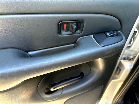 Used 2004 GMC Sierra 3500 SLE w/ Heavy-Duty Power Package image 25