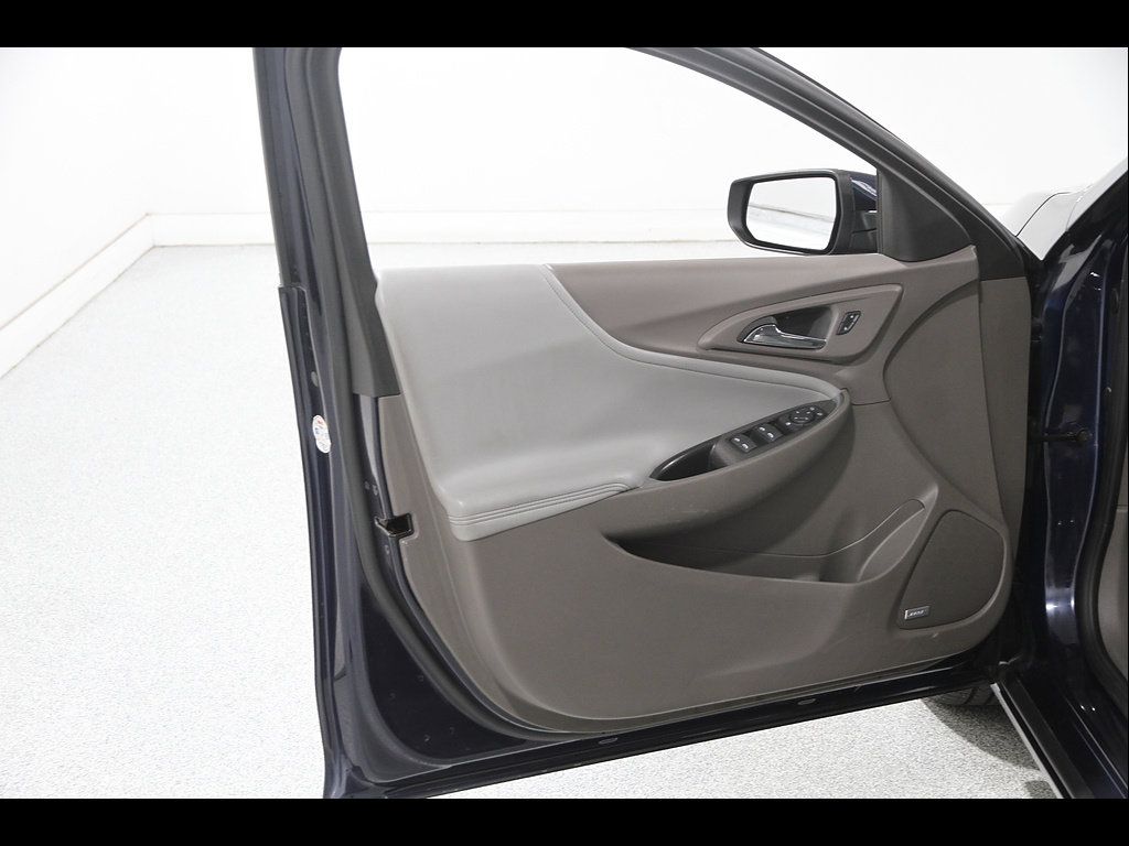 Used 2017 Chevrolet Malibu LT w/ Leather Package FWD image 4
