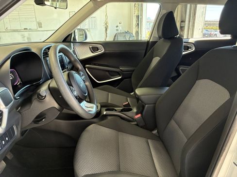 Used 2025 Kia Soul LX w/ LX Technology Package image 24