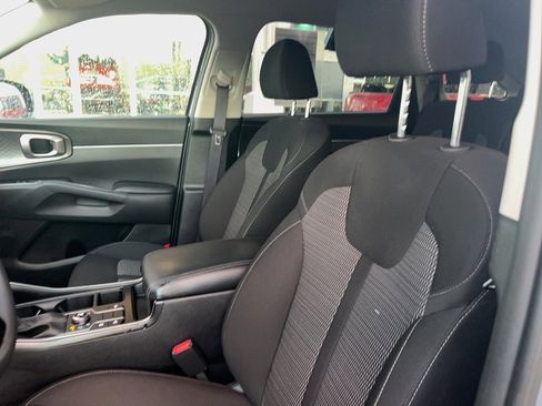 Used 2023 Kia Sorento LX image 17