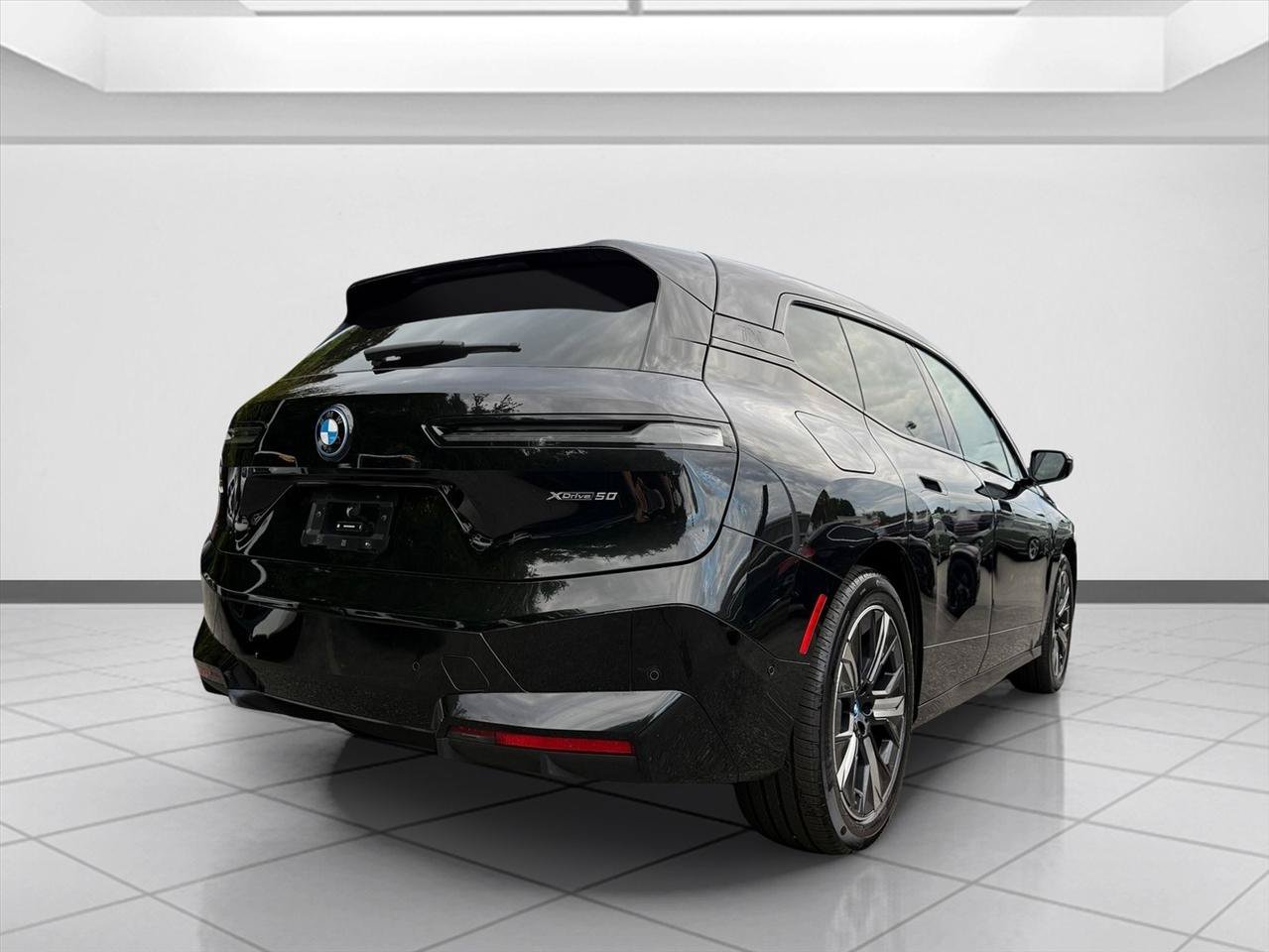 Used 2024 BMW iX xDrive50 w/ Premium Package AWD/4WD image 5