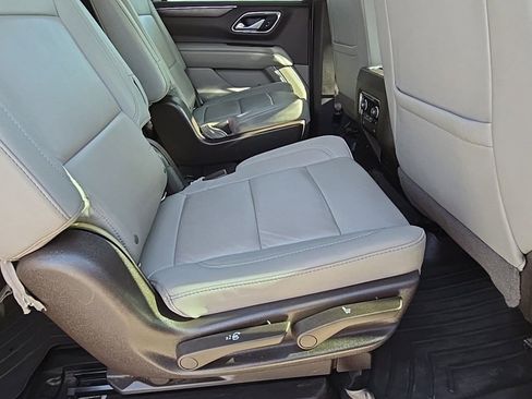 Used 2022 Chevrolet Suburban LT w/ Luxury Package image 40