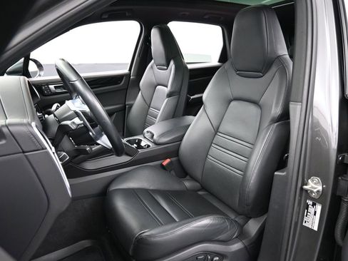 Certified 2022 Porsche Cayenne image 5