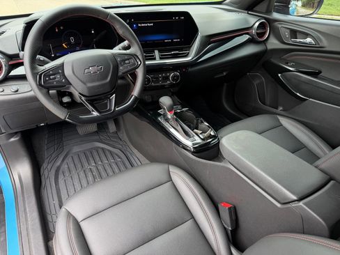 Used 2025 Chevrolet Trax RS w/ Sunroof Package FWD image 2