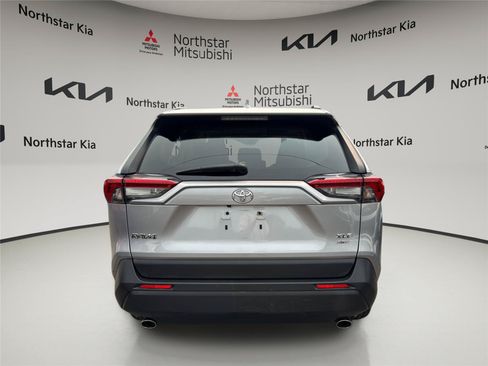 Used 2019 Toyota RAV4 XLE Premium w/ Cold Weather Package AWD/4WD image 4