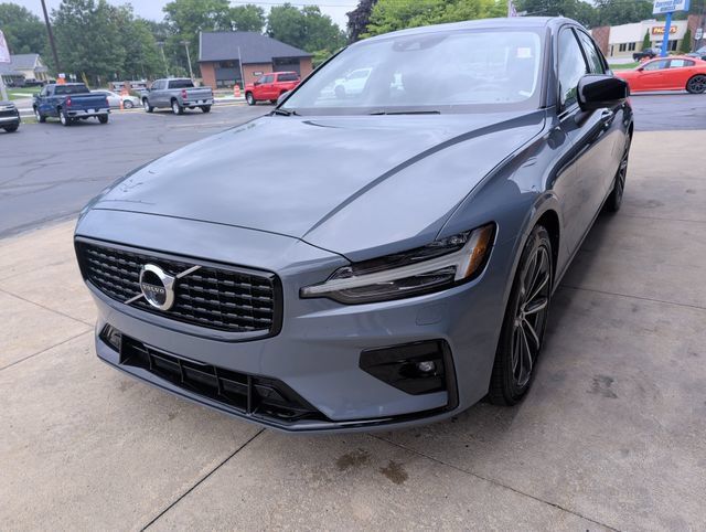 Used 2022 Volvo S60 B5 Momentum AWD/4WD image 5