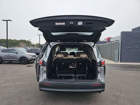 Used 2021 Toyota Sienna XLE image 18