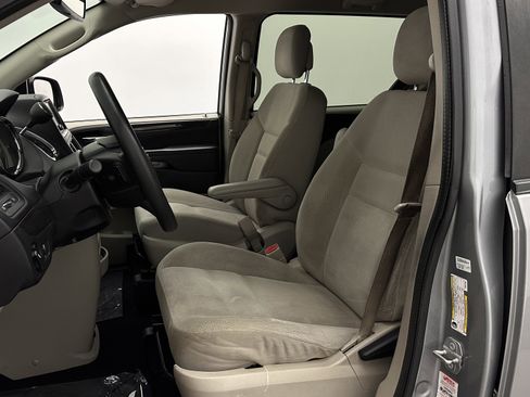 Used 2019 Dodge Grand Caravan SE w/ UConnect Hands-Free Group image 13