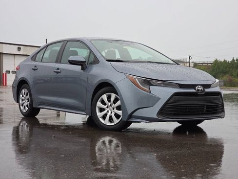 Used 2024 Toyota Corolla LE FWD image 2