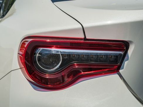 Used 2017 Toyota 86 RWD image 7