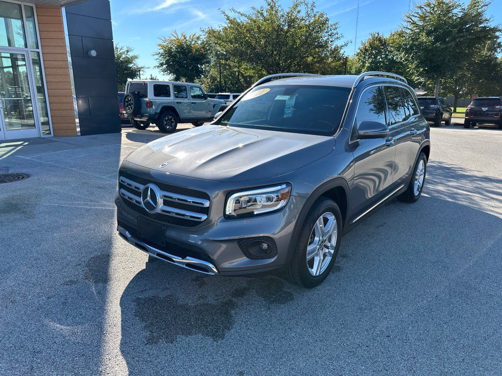 Used 2021 Mercedes-Benz GLB 250 4MATIC w/ Premium Package image 3