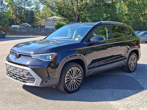 Certified 2025 Volkswagen Taos SE image 5