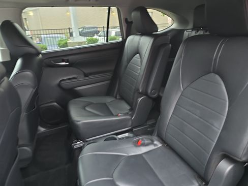 Used 2024 Toyota Highlander XLE FWD image 14