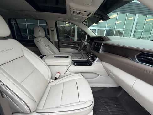 Used 2022 GMC Yukon XL Denali w/ Denali Premium Package AWD/4WD image 13