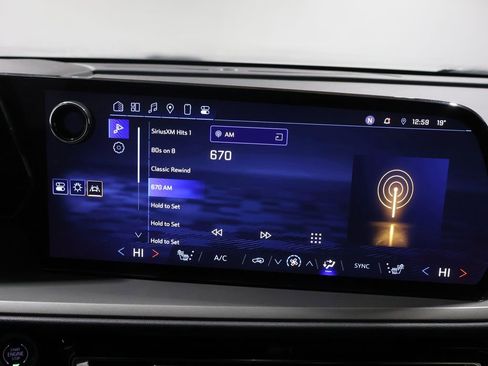 Used 2024 Chevrolet Traverse LT image 27