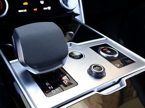 Used 2023 Land Rover Range Rover Long Wheelbase SE image 25