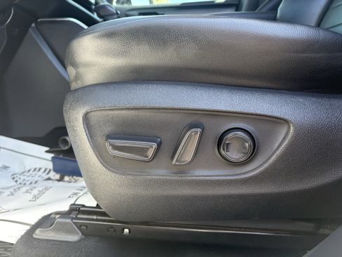 Used 2021 Toyota Highlander XLE AWD/4WD image 18
