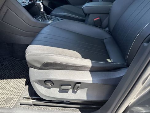 Used 2024 Volkswagen Tiguan SE w/ Panoramic Sunroof Package FWD image 13
