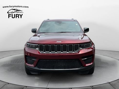 Used 2025 Jeep Grand Cherokee Laredo w/ Luxury Tech Group I AWD/4WD image 9