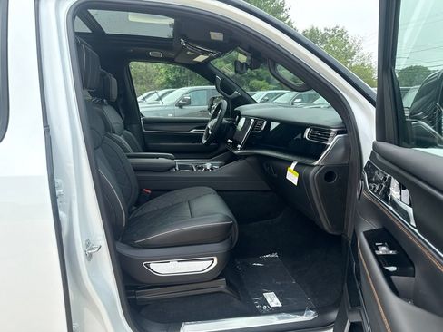 New 2026 Jeep Grand Wagoneer Summit AWD/4WD image 32