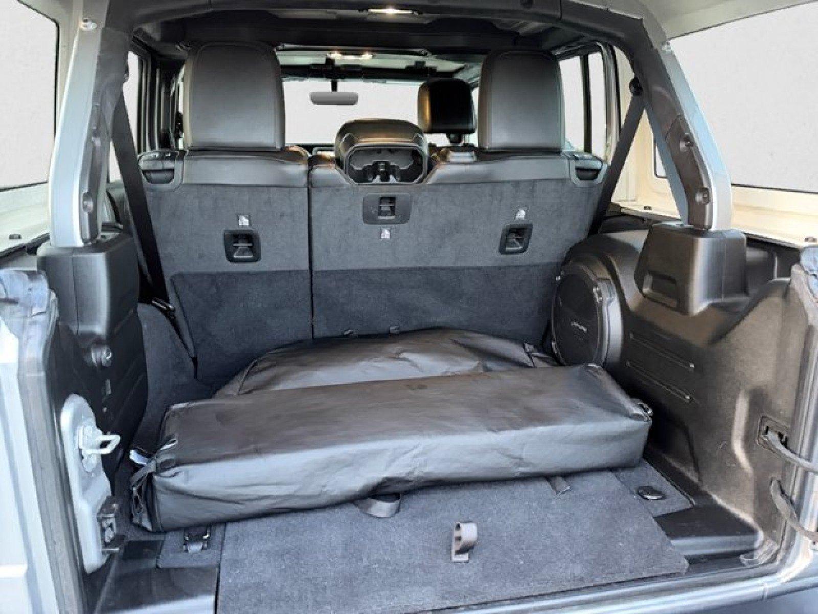 Used 2021 Jeep Wrangler Unlimited Sahara AWD/4WD image 17