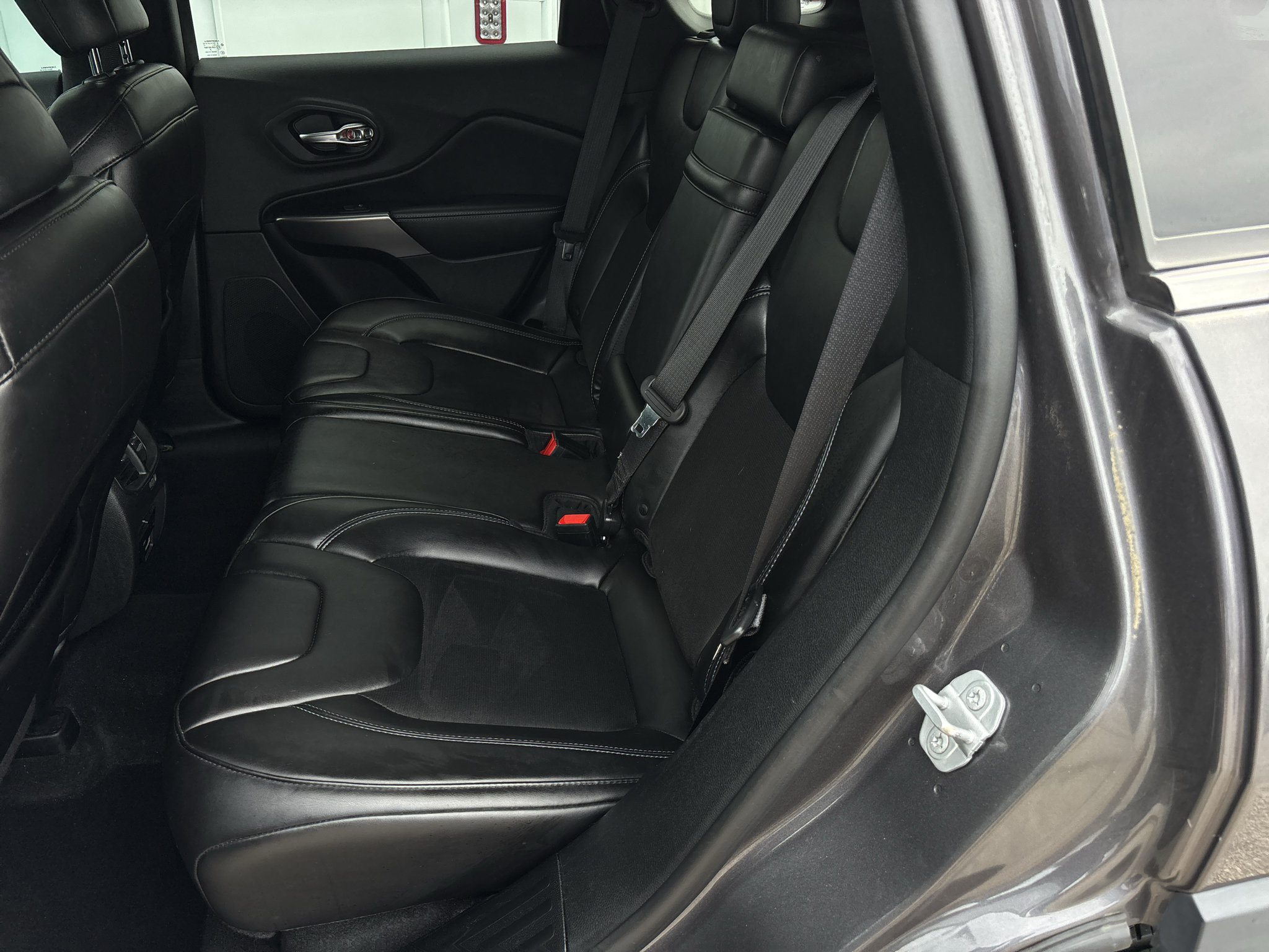Used 2019 Jeep Cherokee Latitude Plus w/ Comfort/Convenience Group FWD image 9