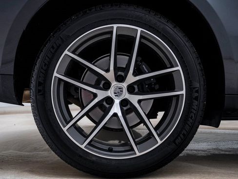 Certified 2025 Porsche Macan image 10