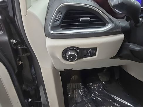 Used 2018 Chrysler Pacifica Limited w/ Tire & Wheel Group FWD image 11