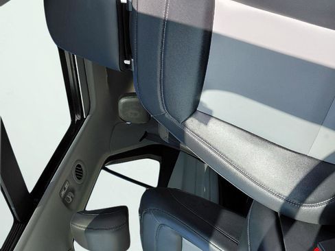 Used 2022 Ford Explorer XLT w/ Equipment Group 202A image 9