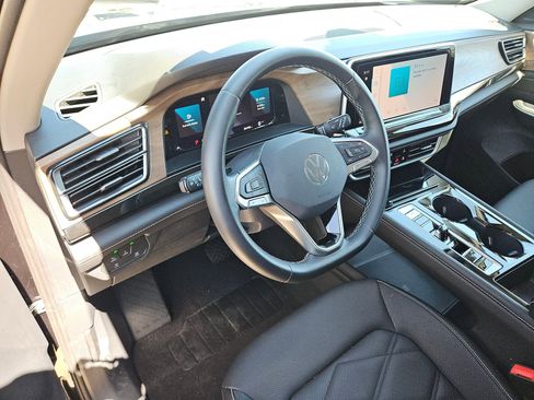 Used 2025 Volkswagen Atlas SE image 14