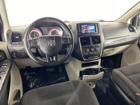 Used 2019 Dodge Grand Caravan SE w/ UConnect Hands-Free Group FWD image 17