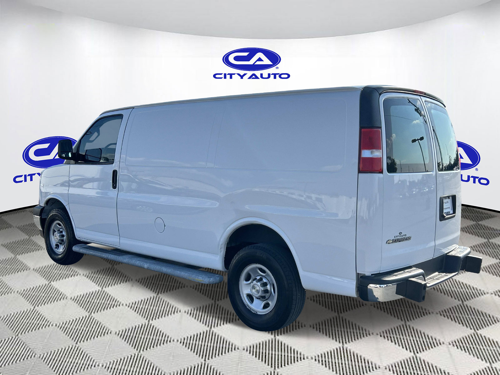 Used 2021 Chevrolet Express 2500 w/ Driver Convenience Package RWD image 7