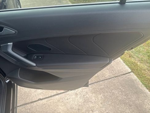 Used 2019 Volkswagen Tiguan SEL Premium image 32