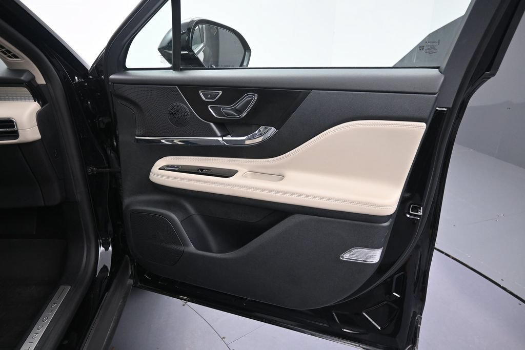 Used 2025 Lincoln Corsair AWD image 17