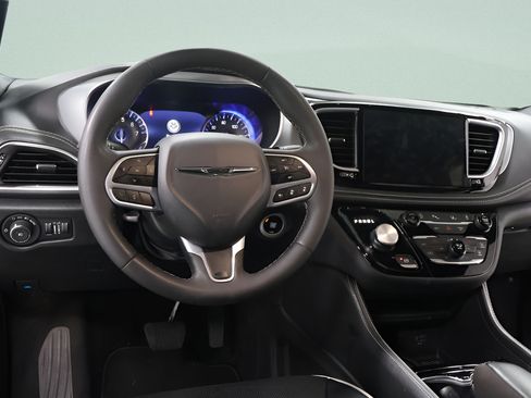 Used 2026 Chrysler Pacifica Limited FWD image 9