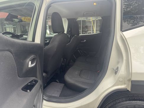 Used 2019 Jeep Renegade Latitude FWD image 9