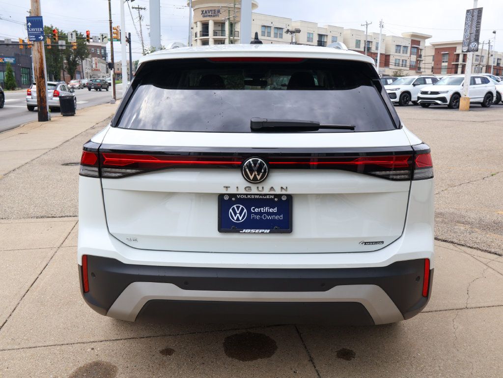 Used 2025 Volkswagen Tiguan SE AWD/4WD image 4