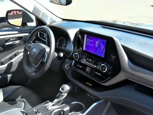 Used 2024 Toyota Highlander XLE FWD image 50